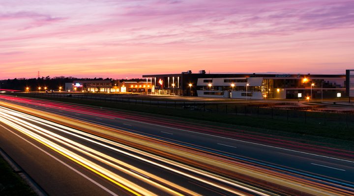 First-Element-slim-inspelen-op-passerend-verkeer